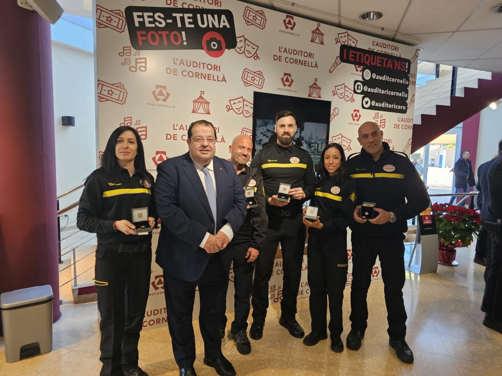 Los premiados junto al consejero de Interior, Joan Ignasi Elena.